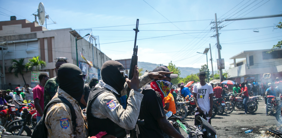 La interminable espiral de violencia e inseguridad que sacude a Haití sigue provocando la salida masiva de haitianos. Unos, los más pudientes, gestionan, vía legal, visas para viajar a República Dominicana, y una mayoría sin recursos que cruza a través de la frágil frontera dominico-haitiana hacia el mismo destino. / ARCHIVO