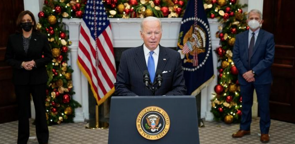 El presidente Joe Biden tiene previsto tomar medidas para endurecer los requerimientos de pruebas diagnósticas para los viajeros internacionales que se dirigen hacia Estados Unidos, ya sea que estén vacunados o no, en medio de la propagación de la nueva variante ómicron de coronavirus. / AP