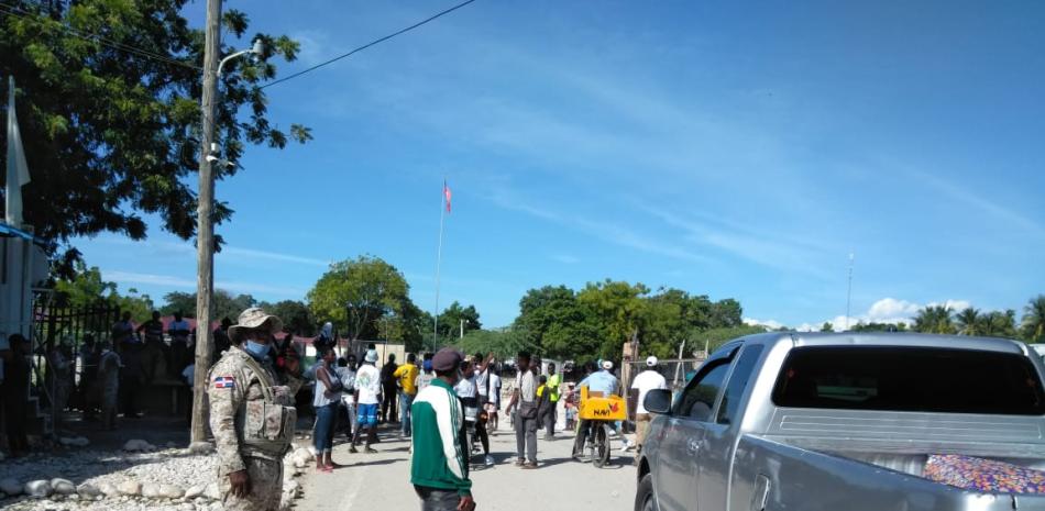 Haitianos del poblado de Anse-Pitre recibieron el cadáver de su compatriota. Foto/Odalís Báez.