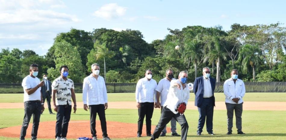 El presidente Luis Abinader se dispone a realizar el lanzamiento de la primera bola en la inauguración del complejo construido por el ex grandes ligas Edwin Encarnación.