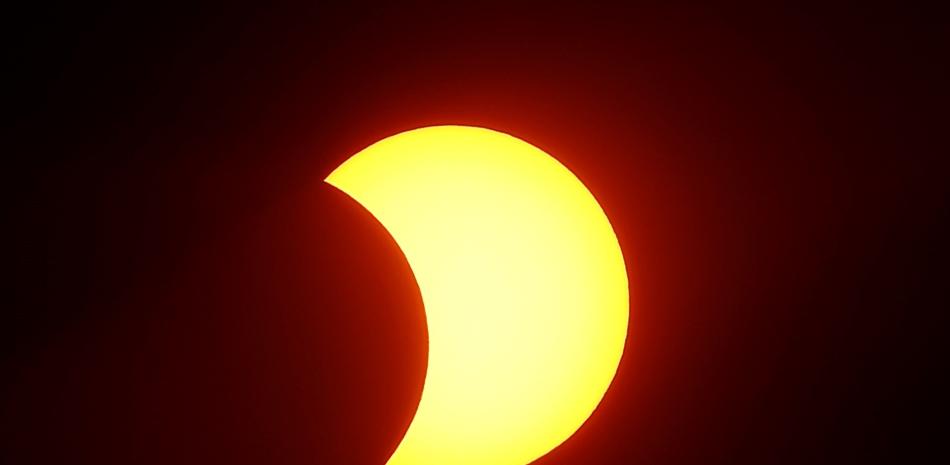 Un eclipse solar se produce cuando la Luna se sitúa entre el Sol y la Tierra, lo que bloquea la luz solar y proyecta la sombra lunar sobre la superficie terrestre.

Foto: EFE/Sebastiao Moreira/Archivo