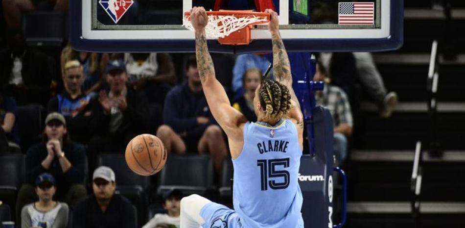 El alero de los Grizzlies de Memphis Brandon Clarke consigue una clavada en la primera mitad del juego ante el Thunder de Oklahoma City, el jueves 2 de diciembre de 2021, en Memphis, Tennessee.