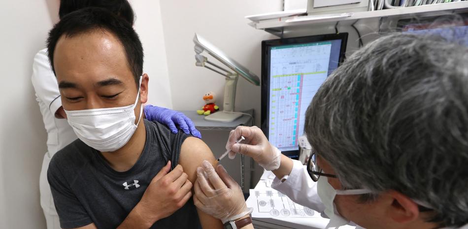 Un hombre (L) recibe una tercera dosis de la vacuna Pfizer contra el coronavirus COVID-19 en Nagoya, prefectura de Aichi, el 1 de diciembre de 2021, como parte de una campaña de inoculación para trabajadores de la salud.

Foto: STR / JIJI PRENSA / AFP