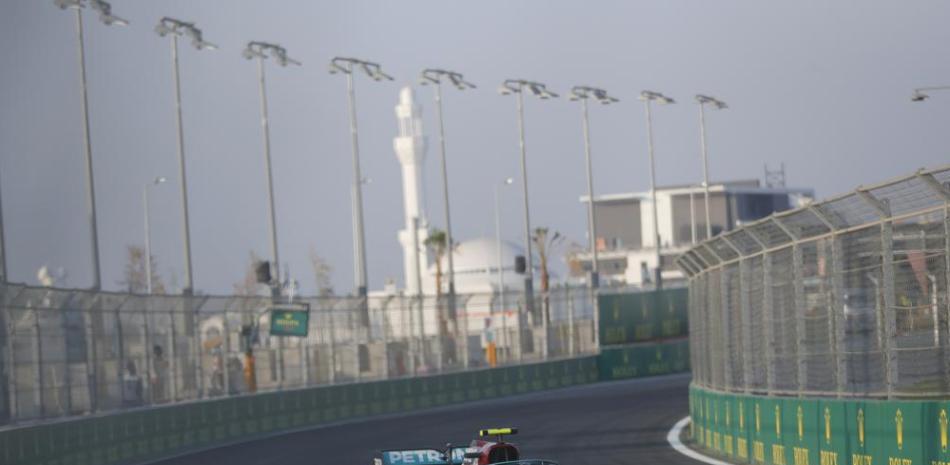 El piloto de Mercedes Valtteri Bottas de Finlandia en acción durante la sesión de práctica para el Gran Premio de Arabia Saudita en Jiddah, el viernes 3 de diciembre de 2021.