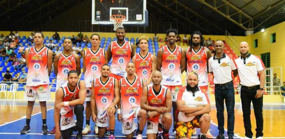Equipo de baloncesto del club San Sebastián que logró una victoria ante el club La Cancha y se coloca a una victoria para lograr el título del torneo superior de Moca.
