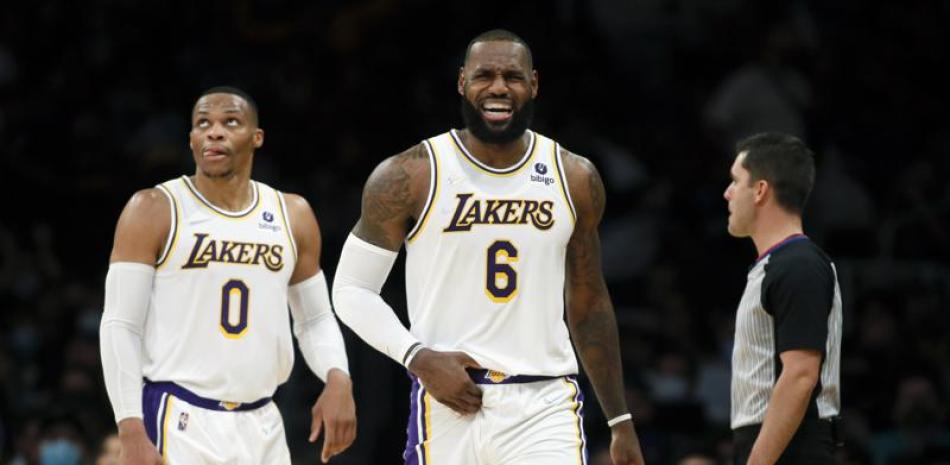 El alero de los Lakers de Los Ángeles LeBron James gesticula luego de anotar durante el partido de la NBA contra los Pistons de Detroit, el domingo 28 de de 2021, en Los Ángeles.