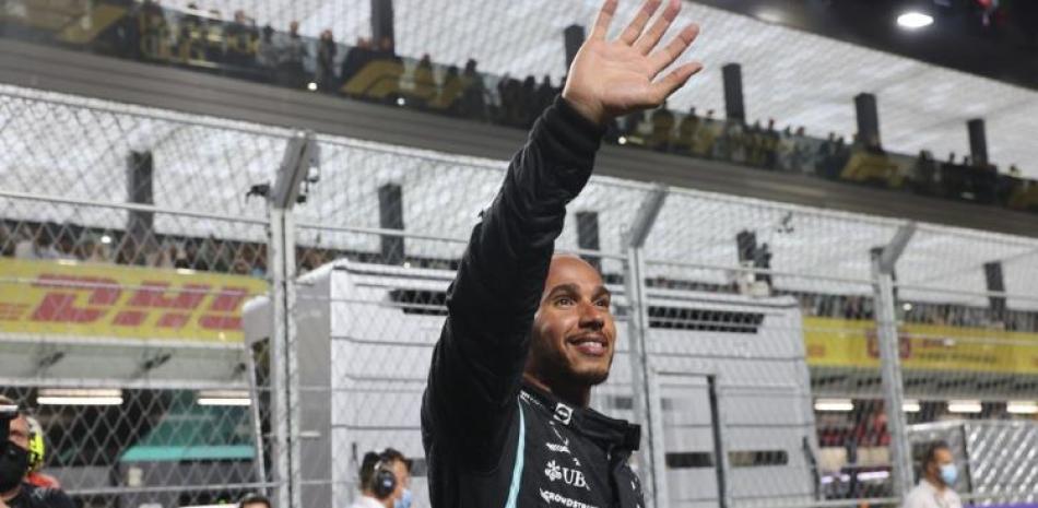 El piloto de Mercedes Lewis Hamilton celebra tras ganar el sábado, 4 de diciembre del 2021, la pole para el Gran Premio de Arabia Saudí de Fórmula Uno, en Yeda.