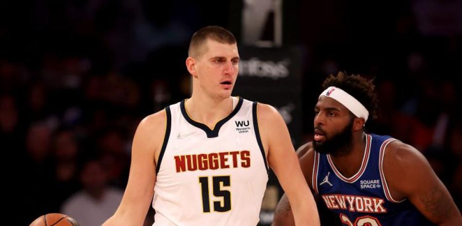 Nikola Jokic, de los Nuggets, maneja el balón frente a la defensa de Mitchell Robinson, de los Knicks, en el partido de este sábado por la tarde en la NBA.