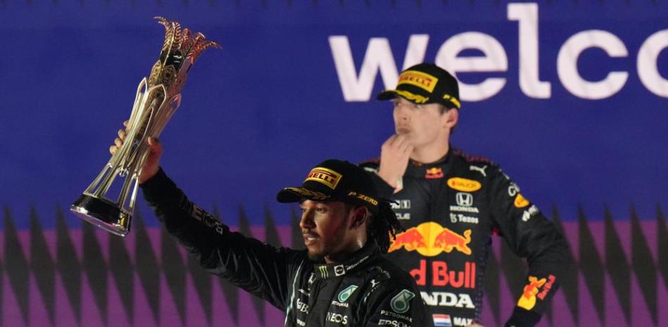Lewis celebra su triunfo en Arabia Saudita que dejó el campeonato de piloto empatado.