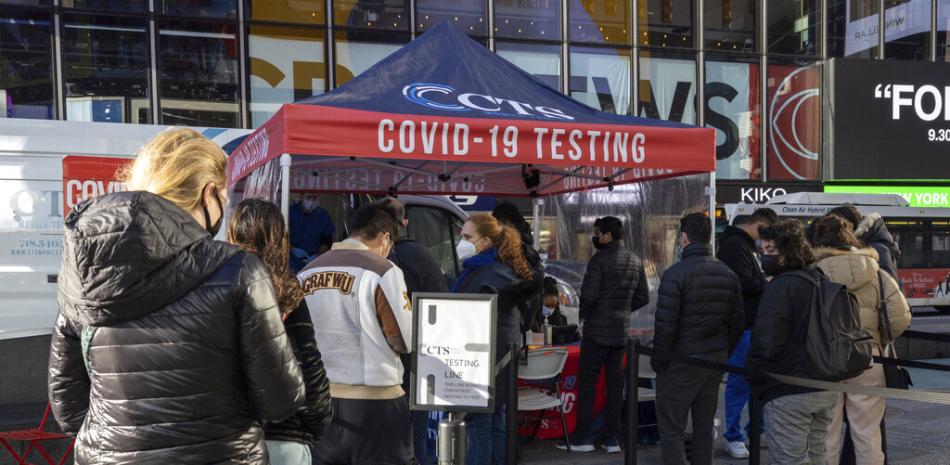 Varias personas hacen fila para que les hagan una prueba para detectar si no están contagiadas con el coronavirus en Times Square, en Nueva York, el viernes 3 de diciembre de 2021.

Foto: AP Foto/Yuki Iwamura