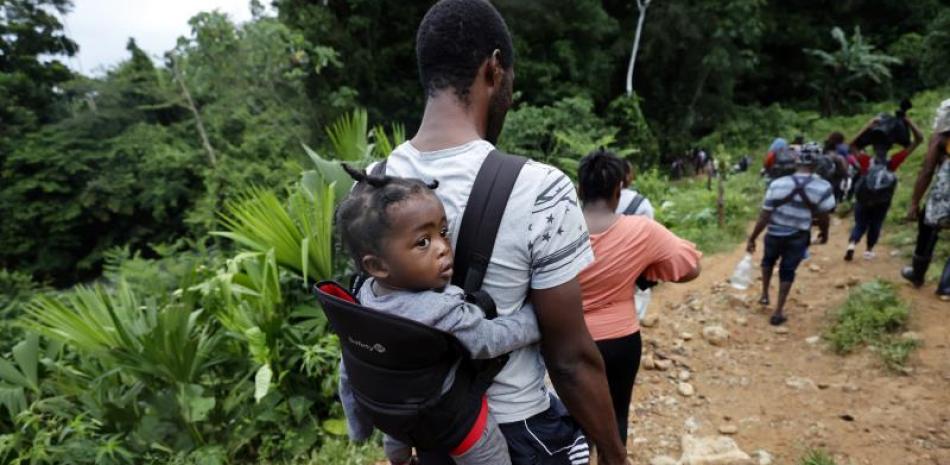 Fotografía de archivo del 28 de septiembre de 2021 que muestra a migrantes haitianos en su camino hacia Panamá por el Tapón del Darién en Acandi (Colombia). EFE/ Mauricio Dueñas Castañeda