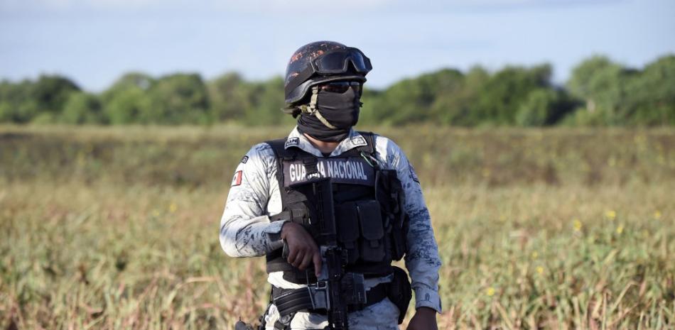 Un miembro de la Guardia Nacional permanece en una propiedad denominada "La Bartolina" en la ciudad fronteriza de Matamoros, estado de Tamaulipas, México, el 24 de agosto de 2021. Desde 2017 se han encontrado media tonelada de restos humanos en La Bartolina. ALFREDO ESTRELLA / AFP