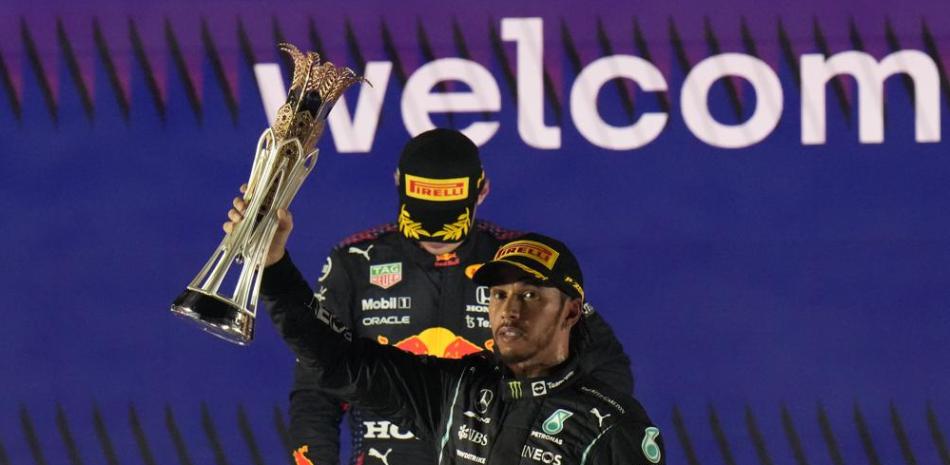 El piloto británico Lewis Hamilton de Mercedes celebra tras ganar el Gran Premio de Fórmula Uno de Arabia Saudita, junto al piloto neerlandés Max Verstappen de Red Bull, que quedó el segundo lugar, el domingo 5 de diciembre de 2021 en Yeda, Arabia Saudita.