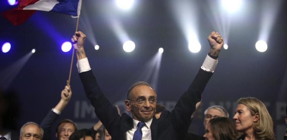 El candidato presidencial de extrema derecha Eric Zemmour alza los brazos tras su primer acto de campaña, el domingo 5 de diciembre de 2021, en Villepinte, al norte de París, Francia. (AP Foto/Rafael Yaghobzadeh)