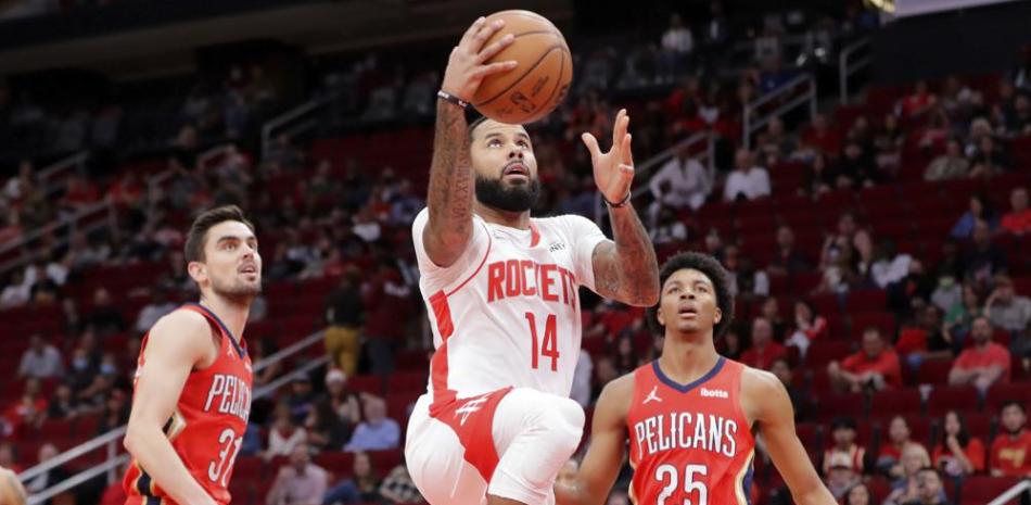 DJ Augustin (14), de los Rockets de Houston, se cuela entre Tomas Satoransky (31) y Trey Murphy III (25), de los Pelicans de Nueva Orleans, durante la primera mitad del juego de la NBA, el domingo 5 de diciembre de 2021, en Houston la primera mitad del juego de la NBA, el domingo 5 de diciembre de 2021, en Houston.