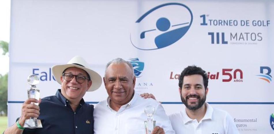 Andrés Dilonex (centro) recibe su trofeo como campeón gross. Entregan Manuel Matos y Manuel José Matos, Presidente y Director Ejecutivo, respectivamente, de Matos Corredores de Seguros.