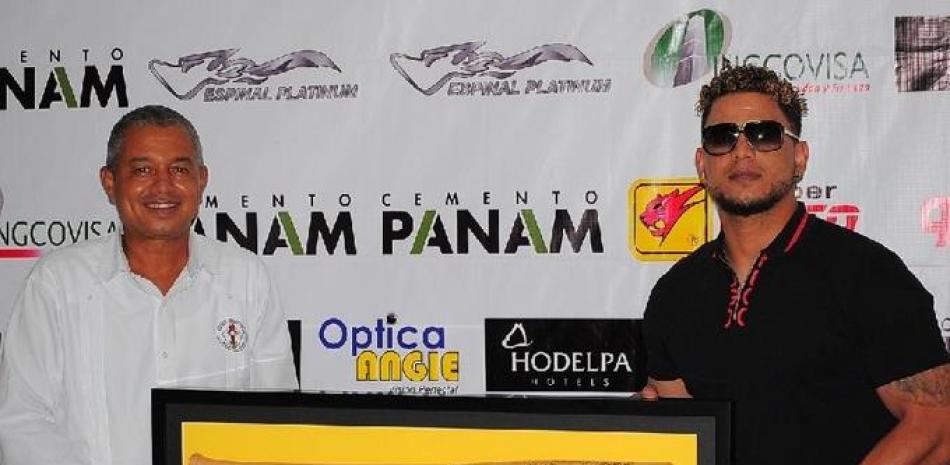 Apolinar Peralta recibe su premio.