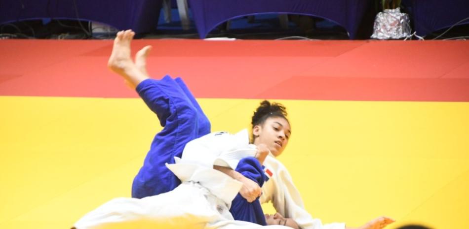 Ariela Sánchez somete a la obediencia a Edith Ortiz, de Ecuador, en el combate por la medalla de oro.