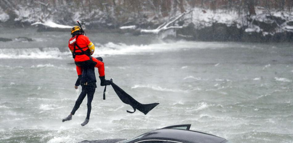 Un buzo de la Guardia Costera saca un cuerpo de un automóvil sumergido en las cataratas del Niágara, el miércoles 8 de diciembre de 2021, en Niagara Falls, Nueva York.

Foto: Sharon Cantillon/The Buffalo News via AP