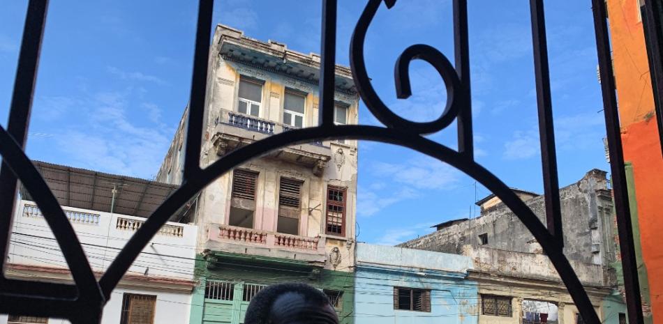 Un hombre espera una comida en el proyecto comunitario Quisicuaba en el barrio Los Sitios, La Habana, el 1 de noviembre de 2021. ADALBERTO ROQUE / AFP