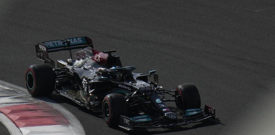 El bólido de Lewis Hamilton se pasea por la pista de Abu Dahbi en la víspera del Gran Premio que definirá el campeón del mundo.
