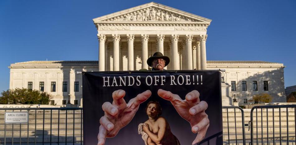 Stephen Parlato de Boulder, Colorado, sostiene un cartel que dice "¡Manos fuera de Roe!" delante de la Corte Suprema en Washington / Foto AP