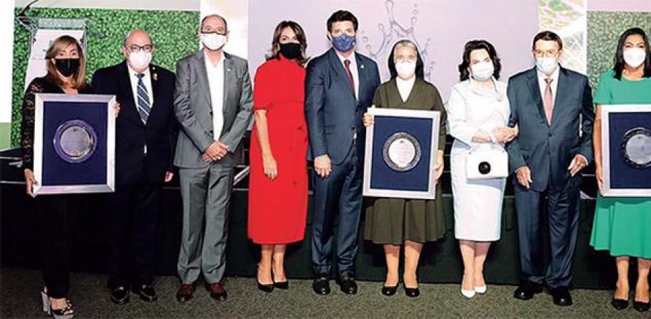 Los fundadores y directivos de la Fundación Rica entregaron los premios y reconocimientos a las entidades galardonadas.