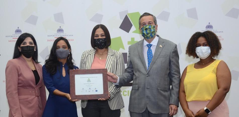 Orlando Jorge Mera Ministro de Medio Ambiente, entrega el premio a ejecutivos de Kola Real