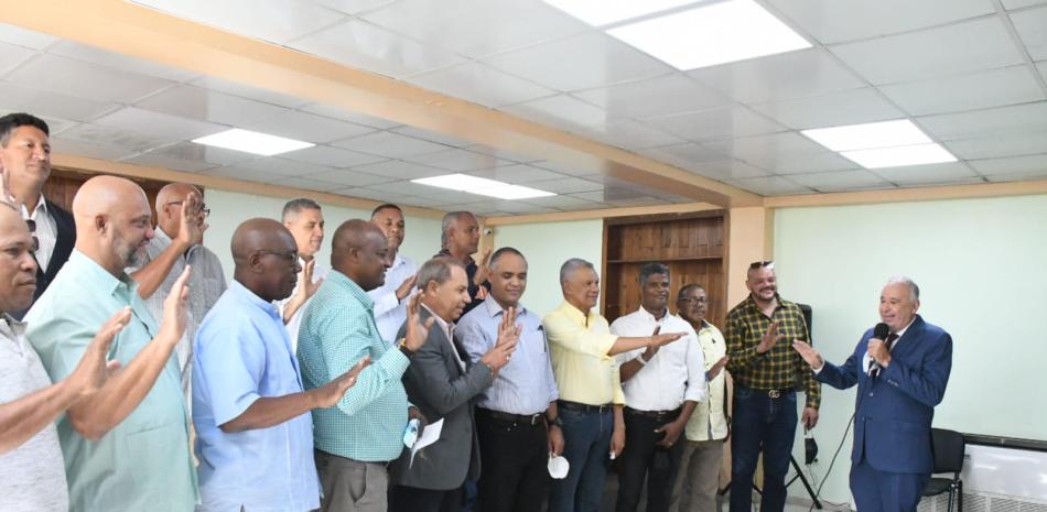 Radhamés Tavárez juramenta el nuevo comité ejecutivo de la Federación Dominicna de Softbol, que preside Garibaldy Bautista.