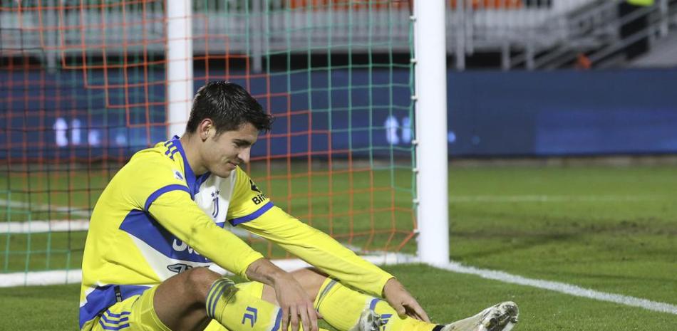 Álvaro Morata, de Juventus, medita sentado sobre el cesped luego de finalizado el partido.