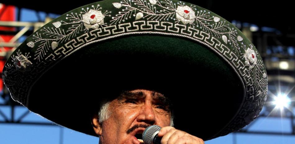 En esta foto de archivo tomada el 6 de octubre de 2019, el cantante, actor y productor de cine mexicano Vicente Fernández, conocido como 'El Rey de la Música Ranchera', canta durante la inauguración de una estatua de tamaño natural. en su honor, en la plaza de los Mariachis de Guadalajara, estado de Jalisco, México. Ulises Ruiz / AFP