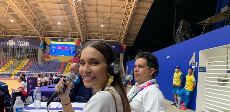 Akett Sabbagh, acompañada del comentarista cubano Jimmy Castillo, mientras narraba un encuentro de balonmano en los Panam Junior.