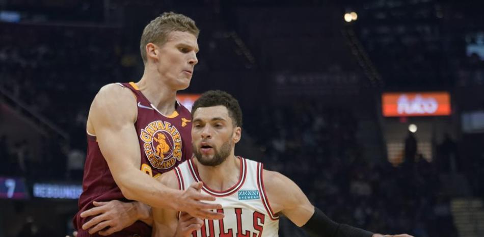 Zach LaVine (8) de los Bulls de Chicago impulsa contra Lauri Markkanen (24) de los Cavaliers de Cleveland en la primera mitad de un juego de baloncesto de la NBA, el miércoles 8 de diciembre de 2021, en Cleveland.