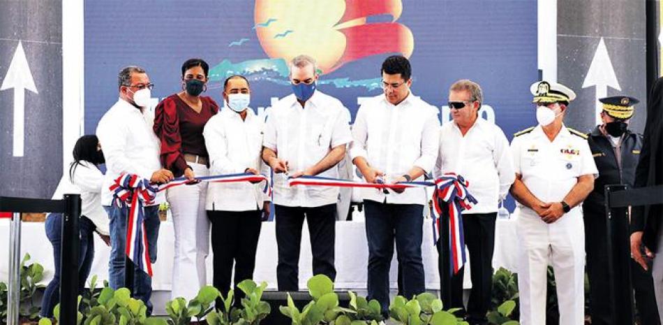 El presidente Luis Abinader cortó la cinta que dejó inaugurada la reconstrucción vial de la circunvalación Verón-Bávaro, en La Altagracia.