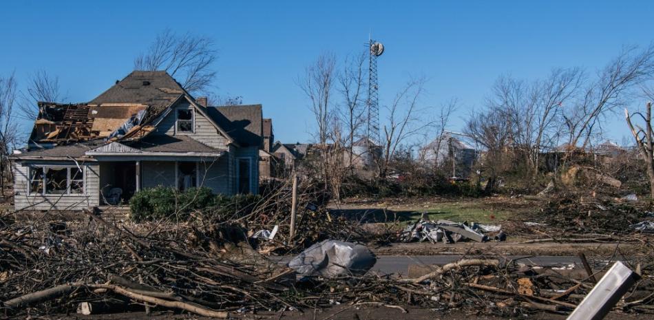 Una casa sufrió graves daños después de un tornado tres días antes, el 13 de diciembre de 2021 en Mayfield, Kentucky. Múltiples tornados azotaron varios estados del medio oeste a última hora de la noche del 10 de diciembre, causando una destrucción generalizada y múltiples víctimas. Brandon Bell / Getty Images / AFP