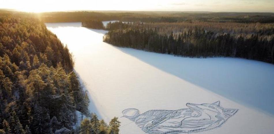 El dibujo de un zorro en el lago congelado de Pitkajarvi, al norte de Helsinki, Finlandia, el sábado 4 de diciembre de 2021.

Foto: Pasi Widgren vía AP