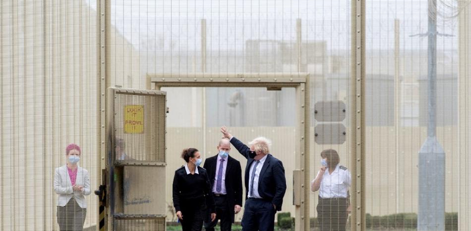 El primer ministro británico, Boris Johnson (2R), y el secretario de Justicia y viceprimer ministro británico, Dominic Raab (2L), visitan HMP Isis, una institución para jóvenes delincuentes masculinos de categoría C en el sureste de Londres el 4 de diciembre de 2021.
Geoff PUGH / PISCINA / AFP