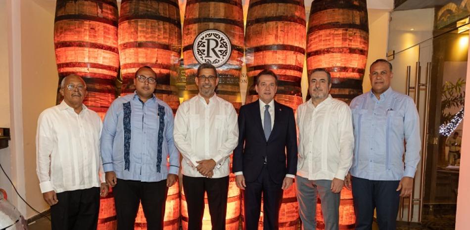 Salvador Ramos, Lorenzo Ramírez, Augusto Ramírez, Ito Bisonó, Alberto Nogueira y Ángel David Taveras Difo.