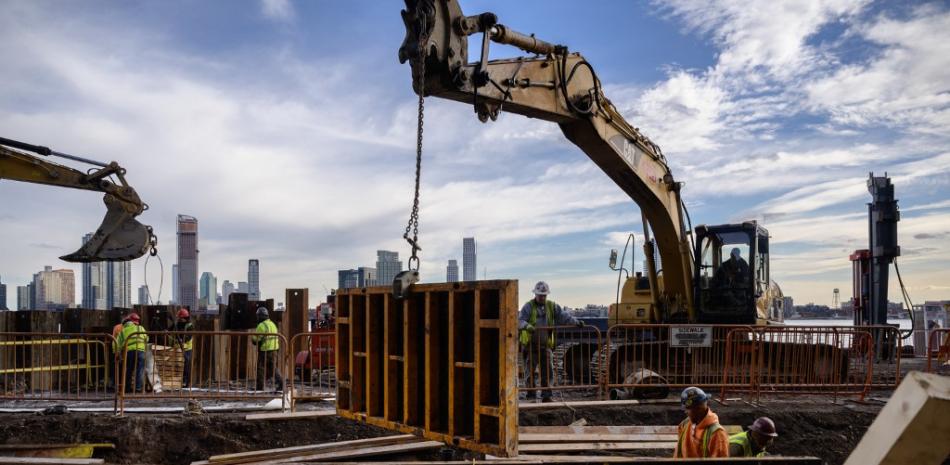 Una vista general muestra a los trabajadores de la construcción en el sitio de un proyecto de defensa contra inundaciones en el lado este de Manhattan, ciudad de Nueva York, el 11 de diciembre de 2021.

Foto: Ed Jones/ AFP