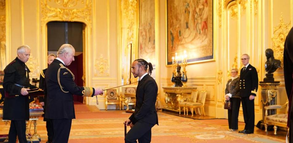 Lewis Hamilton recibe el título de caballero por el Príncipe Carlos en el castillo de Windsor, el miércoles 15 de diciembre de 2021.