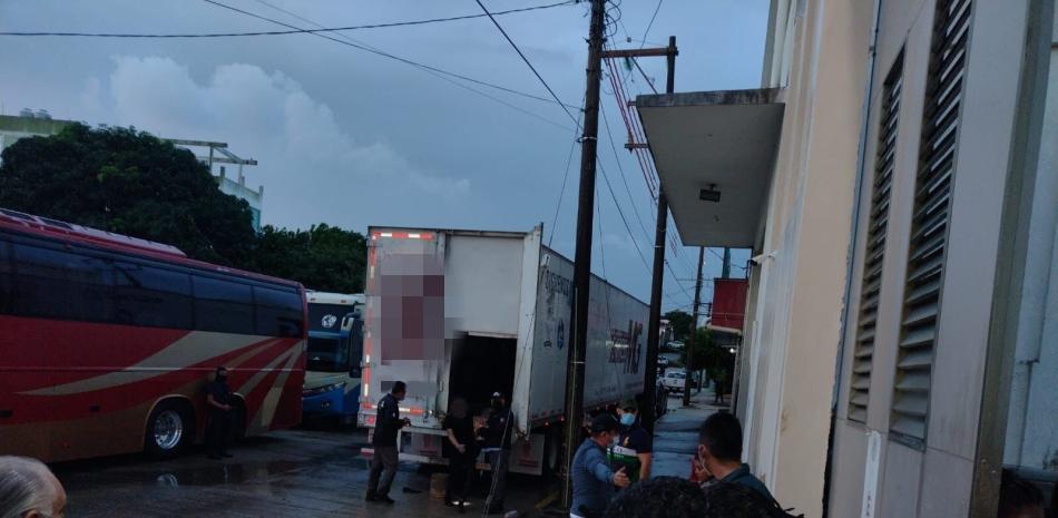 Imagen de uno de los dos camiones en los que este sábado se han interceptado 600 migrantes en México. Foto: EP
