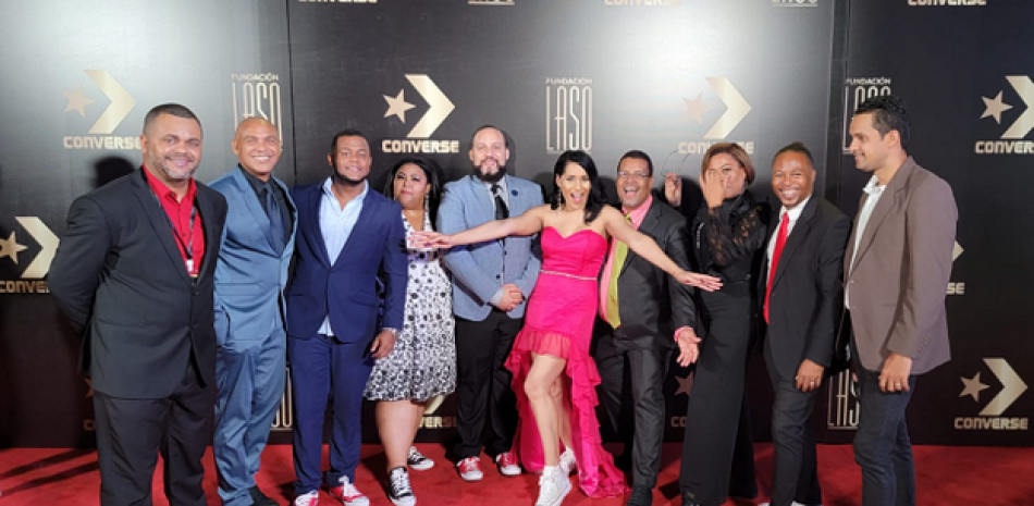 Lorenny Solando con miembros de Sodomedi.