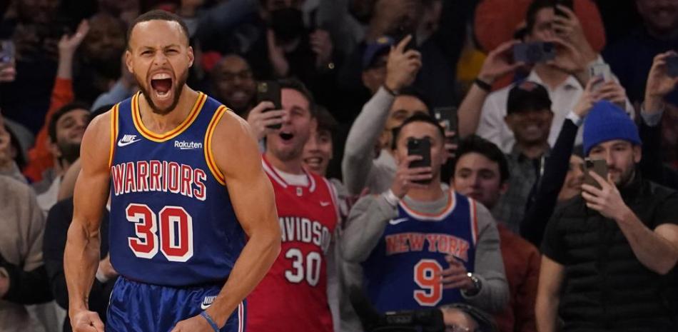 Stephen Curry, base de los Warriors de Golden State, festeja luego de conseguir el triple número 2.974 en su carrera, para romper el récord de Ray Allen, el martes 14 de diciembre de 2021, en el duelo ante los Knicks de Nueva York.