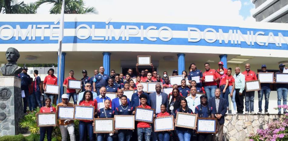 Atletas medallistas de los Juegos Panamericanos Juniors que fueron agasajados este jueves por el Comité Olímpico Dominicano.