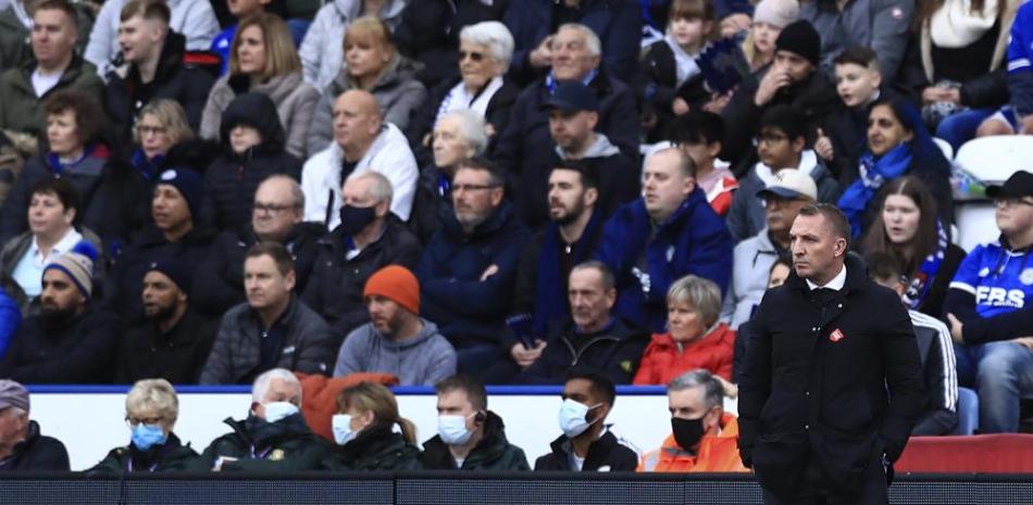 El técnioo de Leicester Brendan Rodgers observa el partido contra Chelsea por la Liga Premier, 20 de noviembre de 2021.