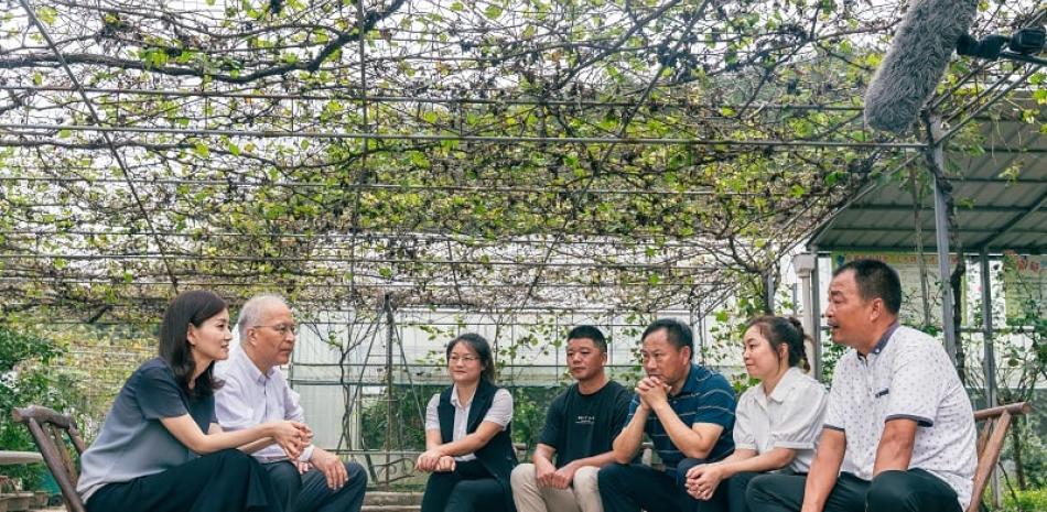Einar Tangen (segundo por la izquierda) conversa con candidatos que se postulan para puestos en el comité de aldeanos de Shazhou en la provincia de Hubei, el 26 de septiembre de 2021. (Xinhua/Xu Yongzheng)