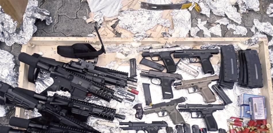 Una operación conjunta entre Ministerio Público, DNCD y Aduanas facilitó la incautación de las armas.
