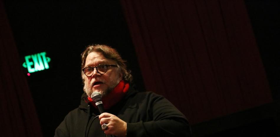 El director Guillermo del Toro habla frente a la audiencia durante la "proyección de acceso temprano" de Nightmare Alley en el TCL Chinese Theatre el 15 de diciembre de 2021 en Hollywood, California. AFP.