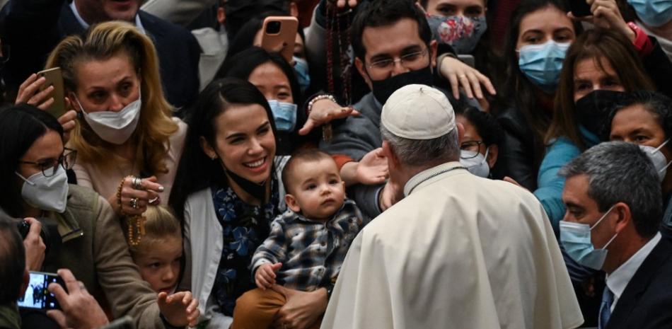 El papa Francisco se reúne con los asistentes al final de la audiencia general semanal el 15 de diciembre de 2021 en el salón Pablo VI en el Vaticano.
Foto: Andreas Solaro/ AFP