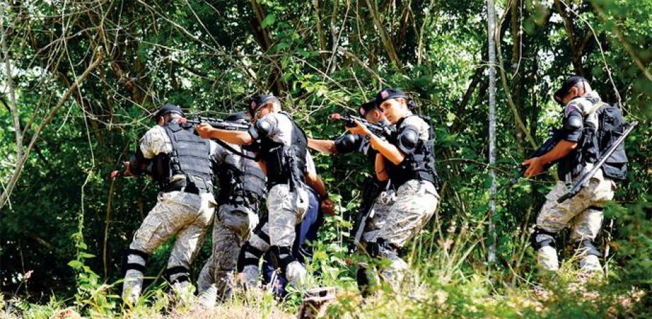 Soldados de unidades élites durante una intensa labor de prácticas de tiro en las instalaciones del Comando de las Fuerzas Especiales de la institución castrense, en San Isidro.